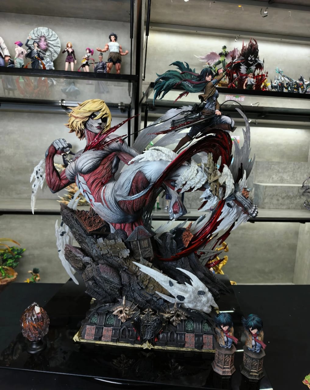 Hertz Studio - Mikasa vs Female Titan  ( in Stock )